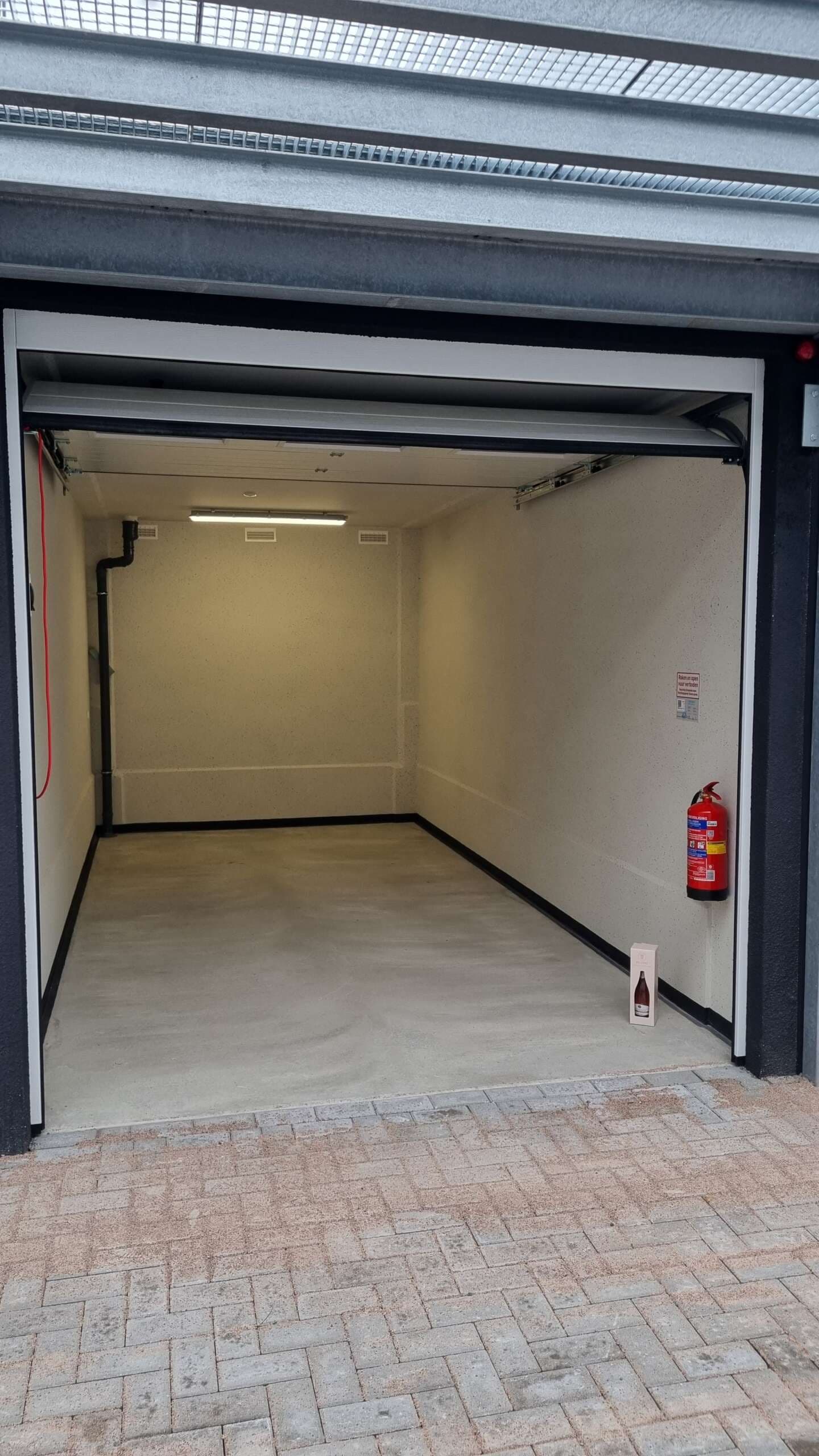 Binnenkant van het pand met garageboxen